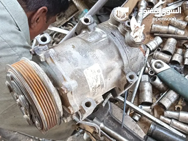 كومبريسور  جيب شروكي مع وصلتين الانبوبه السوده والبيضاء الكمبروسر يعمل بحاله ممتازه