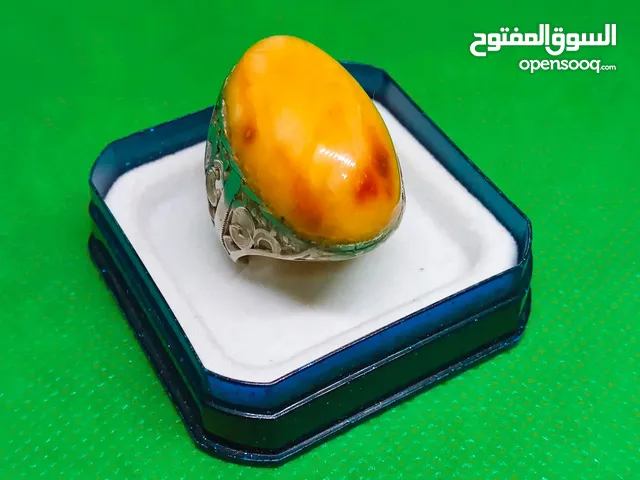 خاتم نقرة من الطراز القديم متوج بالطقش المغربي الحر