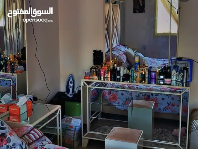 تسريحة طقم لغرفة نوم كلها مرايا متر و20 جديدة استعمال شهرين  مع 2 كومدينا مرايا  نظيفة