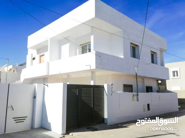 للايجار في صفاقس حوش أرضي مجهز  و قريب لجميع المرافق و يبعد عن دار الطبيب و مصحة ابن النفيس 200 متر