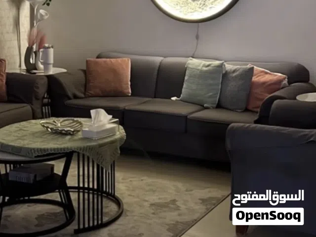 قمر مضىءع الحائط