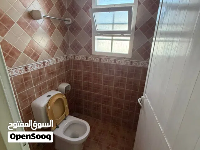 غرفه وحمام بالسيب وغرفة قريب البحر والسور الحديد شامل فواتير