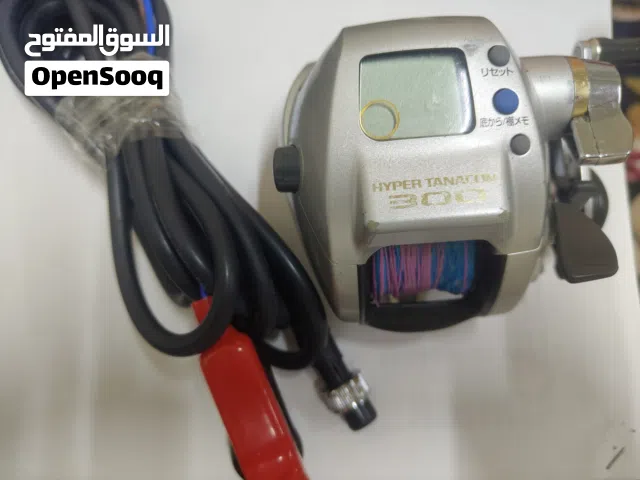 Daiwa Hyper Tanacom 300، وهو بكرة صيد كهربائية يابانية الصنع.