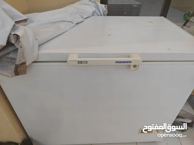فريزر مستعمل نظيف مع شاشات وجهاز بلاستيشين