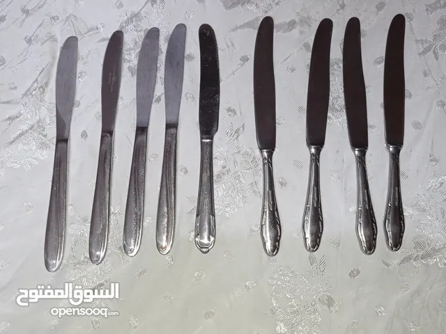 مجموعه من الشوك والسكاكين والملاعق