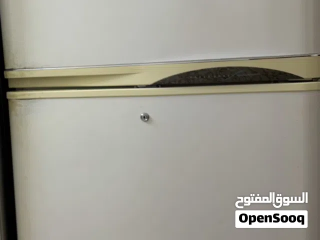 ثلاجة مستعملة بيضاء
