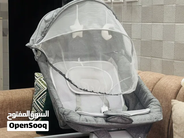 تخت بيبي هزاز  مش مستعمل شهر ابعت واتس آب