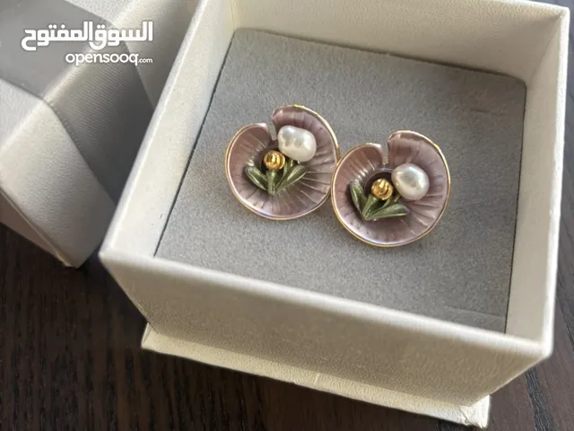 Earrings with natural pearl