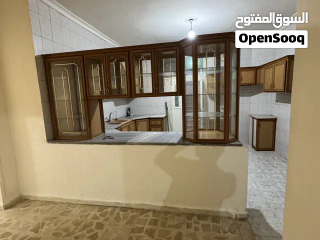 شقة للايجار تسوية شبه أرضي مشمسة 135 متر بالقرب من ديوان الخدمة المدنية في ضاحية الأمير حسن