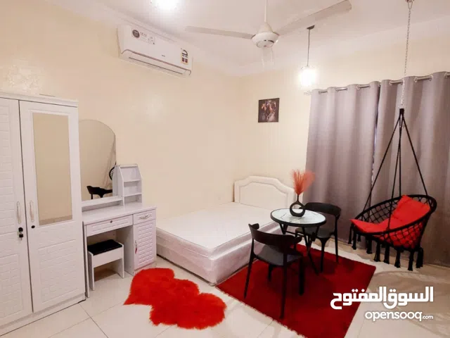 غرفة راقية مفروشه للموظفات ( بنات ) في العذيبة الشمالية خلف مركز السلطان / شامل بدون عموله