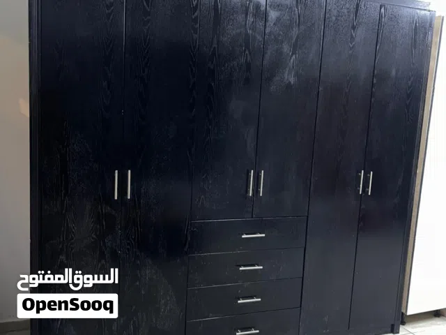 خزائن بعدة أحجام واشكال داخل معرض النمر للاثاث المستعمل والمجدد