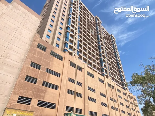 للبيع استوديو في برج النعيمية تاور سى بلكونه بإطلالة مفتوحة كاملة على طريق الشيخ خليفة وفندق رمادا
