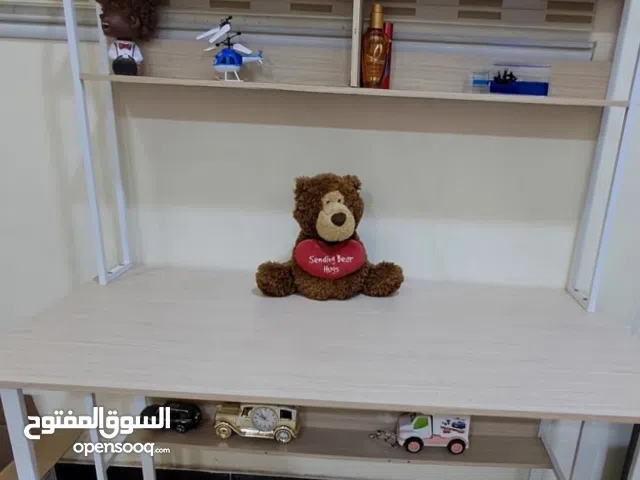 ميز نضيف استعمال قليل