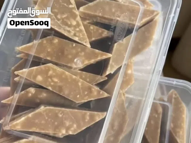 أبيع كَشَطَة الفول السوداني المطحونة، متوفرة في الحَجيرة، وهي ممتازة جدًا مع القهوة.