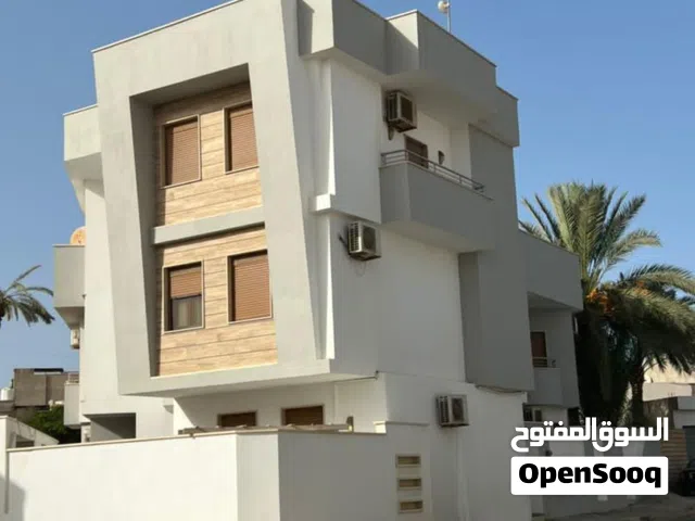 فيلا. دورين وملحق. تشظيب ممتازه. بناء. 214 سنه. لبيع. الوقت. الحالي مستأجره.