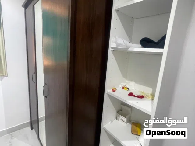 اثاث مكتبي وخزانة مكتب وكرسي مكتب في حالة جيدة جداً ووحدة ادراج ايكيا كله ب 80 ك فقط