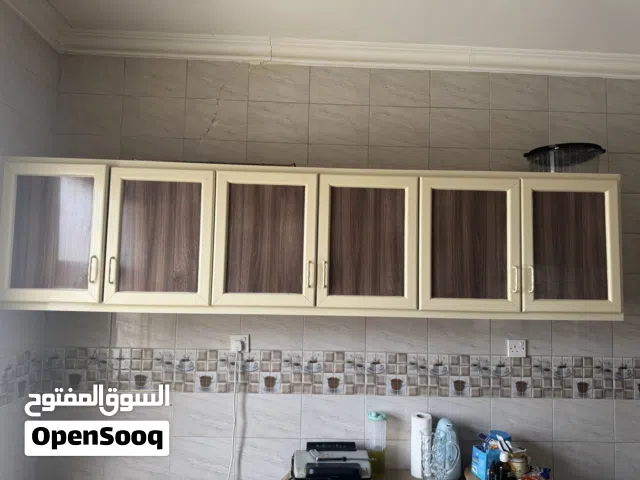 خزائن مطبخ شبه جديدة مع رفوف ألمنيوم بحالة ممتاز