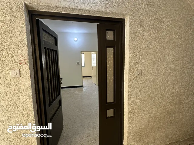 شقه للايجار في الاعظميه سبع ابكار واقعه على الشارع العام قرب دلاليه العزاوي الشقه طابق اول تحتوي على