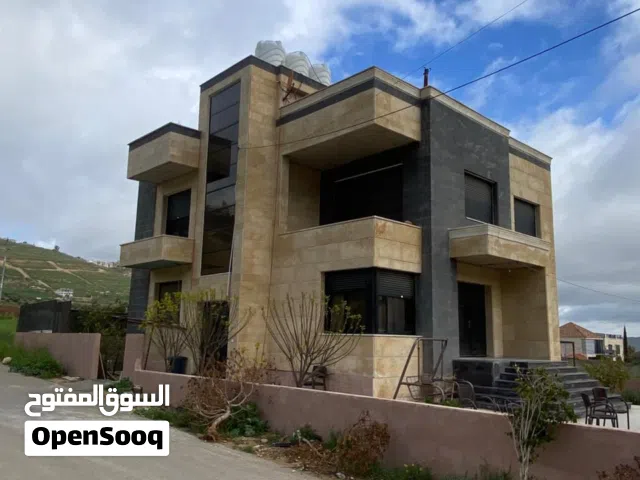 فيلا للبيع من المالك مباشره في اجمل مناطق السلط السرو مكونه من ثلاث طوابق