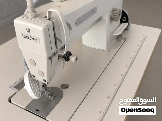 مكينه brother خياطه مع الطاوله للبيع
