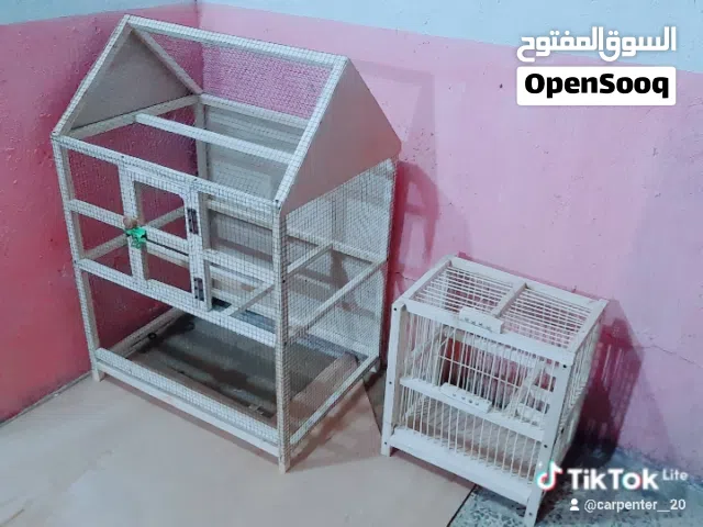 سلام عليكم متاح اقفاصة خشب عدد ثنين واحد ارتفاع 107 واحد نص متر وبيهن جرارات تنظيف ثنينهن شلع