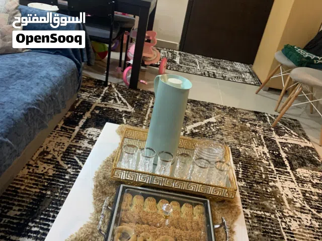 الايجار شقه مفروشه غرفه وصاله وحمام ومطبخ حولي قطعة 2 عائلات