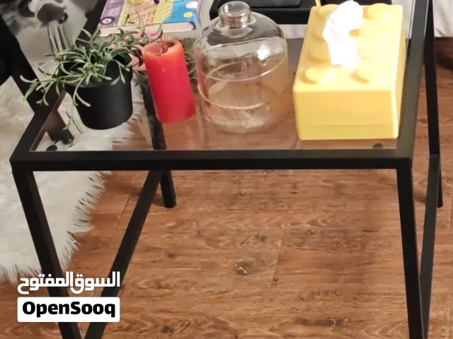 طاولة جانبية زجاج ومعدن بحالة ممتازة