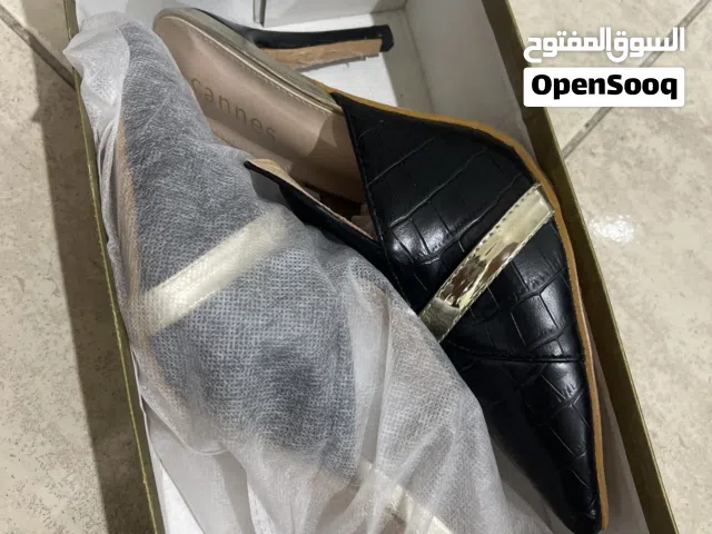 حذاء بكعب عالٍ أسود من جلد التمساح مع حزام ذهبي  Black Croc Gold Strap Heels