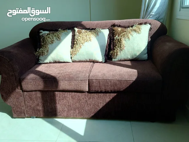 صوفا بلون ماروني جميل بحالة نظيفا جدا استعمال خفيف