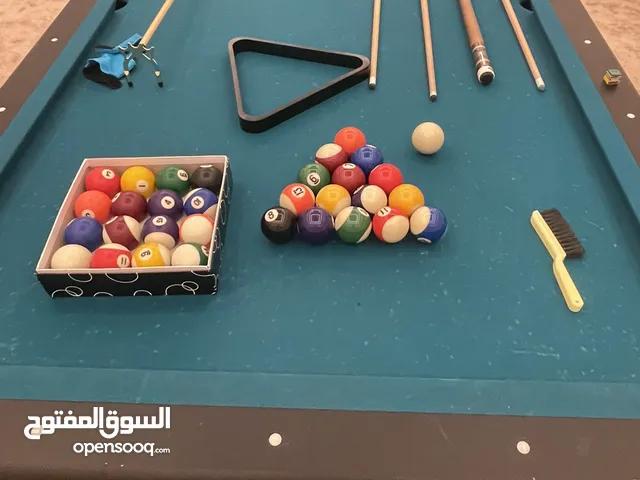 للبيع طاوله بلياردو مع جميع اغراضها