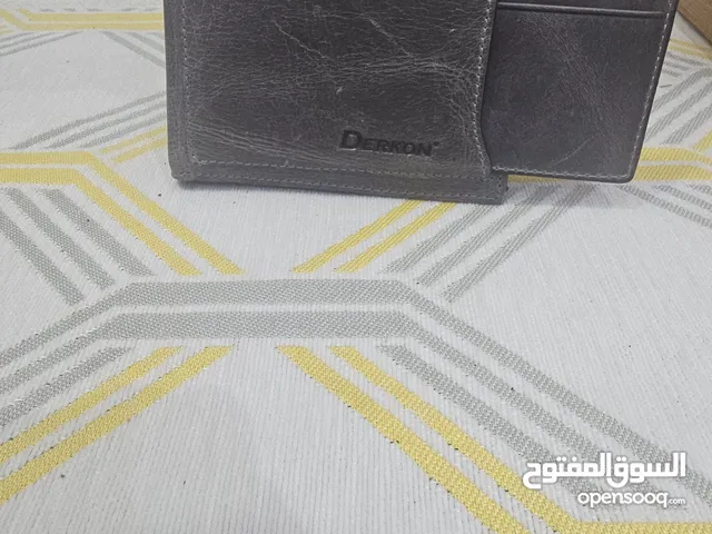 محفظة جلدية فاخرة بتصميم أنيق