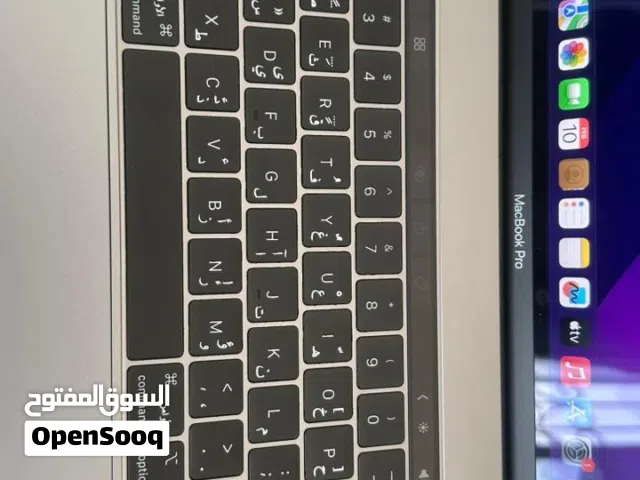 Macbook pro استخدام نضيف جدا