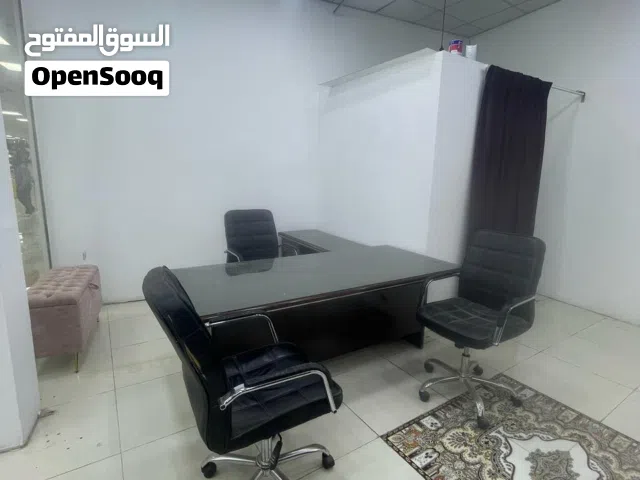 مكتب مع كرسيين