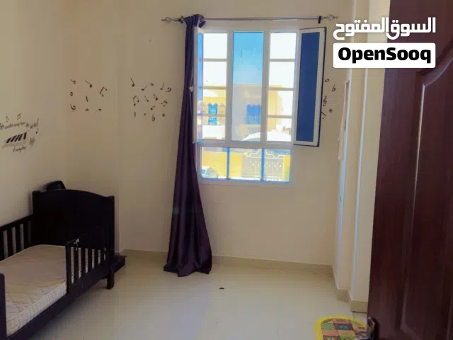 متاح غرفه نظيفه بحمام والمطبخ مشترك شامل الماء والكهرباء والانترنت  ب 80 ريال المعبيله خلف القبائل
