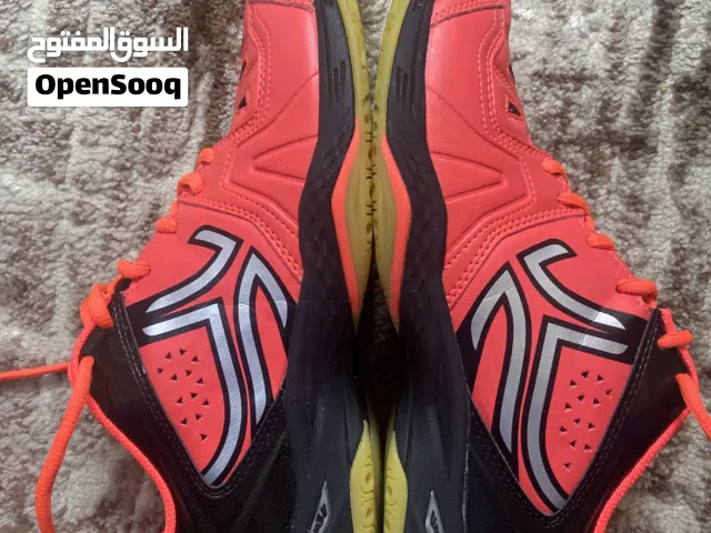 بوت رياضي جديد  يستخدم للريشة الطائرة  يستخدم لكرة الطائرة  يستخدم لكرة السله