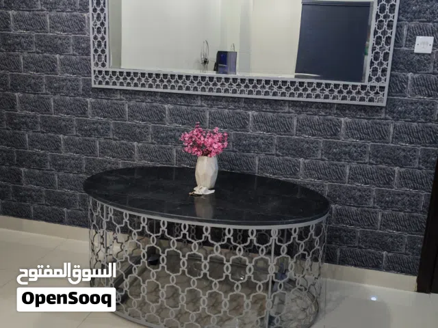 طاولة ضيافة فخمه تفصيل خاص جديد ، 4 عجلات للنقل السهل ، عطاء جرانيت سميك ، مع مرأة كبيره حديد تفصيل