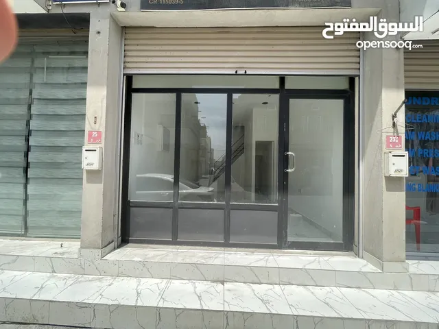 خياط نسائي بجميع التجهيزات الاساسية مزانين