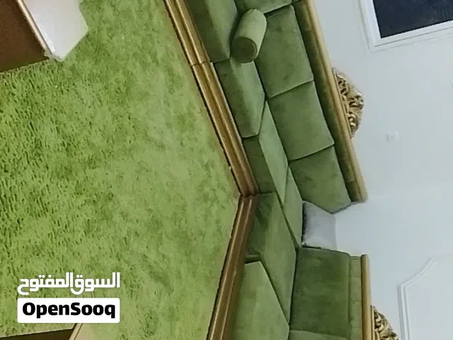 كنب ارضي مع الموكيت نظيف