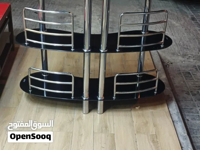طاولة مبني بار  مع 2كرسي قابل للتعديل بحاله ممتازه لتواصل وتساب وتصال