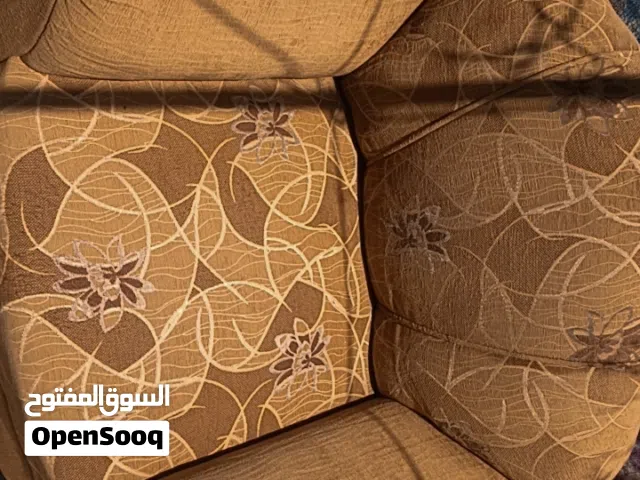 كنب للبيع بحالة ممتازة   - نظيف جداً ومرتب، استخدام خفيف. - مريح ومناسب للبيت أو المكتب. اقرا الوصف