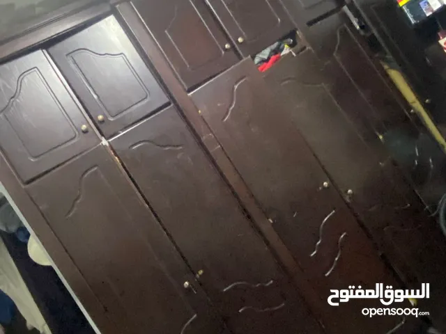 غرفة نوم مكونة من  خزانة طابقين تخت عدد 2 كومدينا عدد 2 وتسريحة