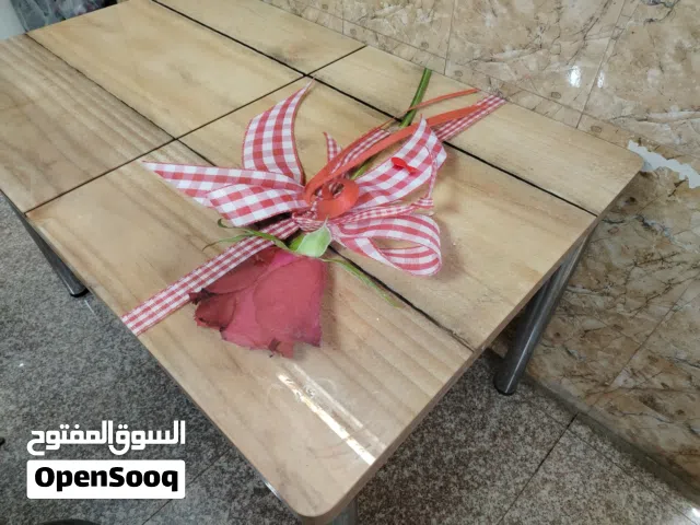 طاولة طعام زجاجية قابلة لزيادة الحجم بحالة جيدة جداً سعة ست أشخاص بدون كراسي