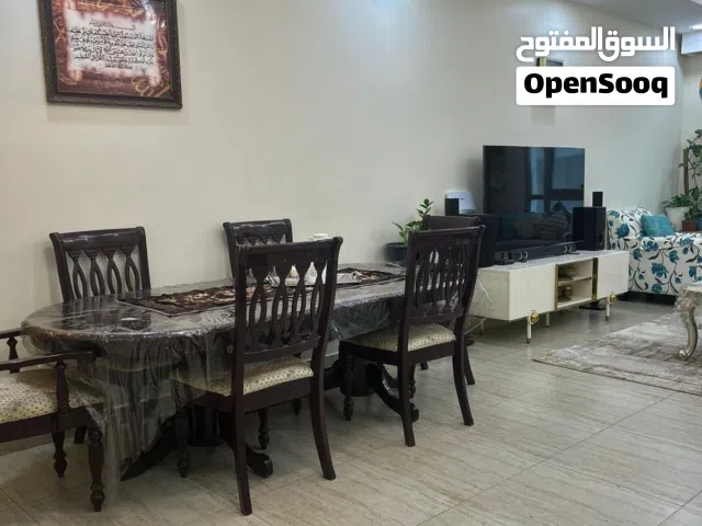 شقه مفروشه غرفتين وصاله وثلاثه حمامات ومطبخ مغلق وغرفه خادمه للبيع