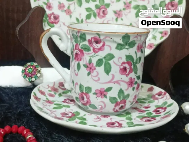 مجموعة من فناجين القهوة و الشاي ذات طابع كلاسيكي قديم