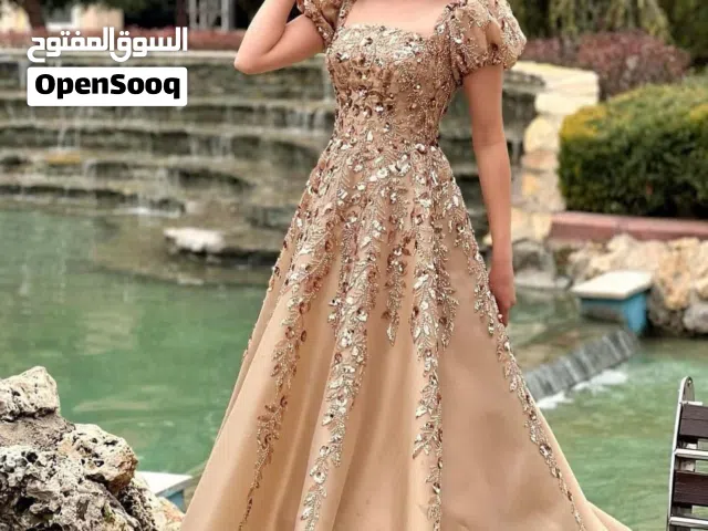 شروة بدلات عرايس بحالة ممتازه جديده