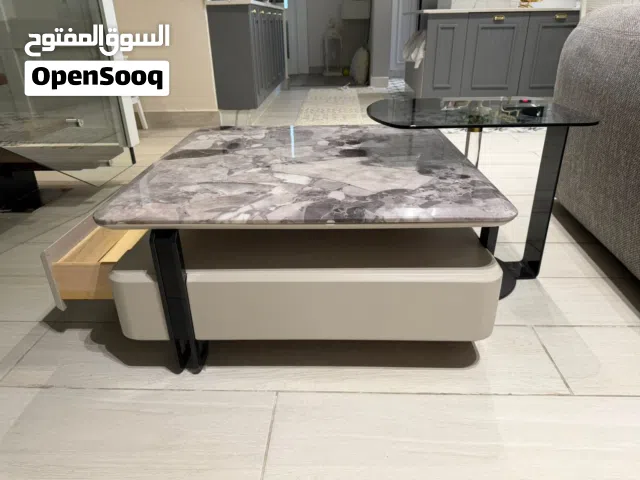 طاوله غرفه معيشه شبه جديد خشب صولد في كردور عبدون حجمها عرض 80*80 وطولها 36