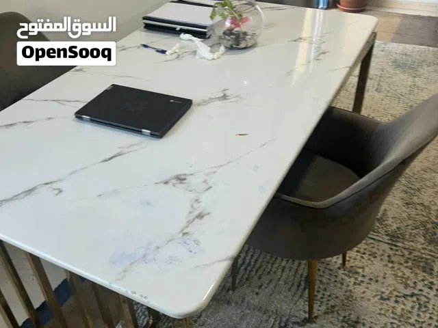 طاوله مع 4 كراسي