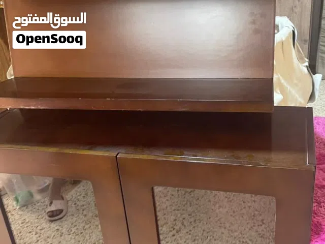 مكتبه تعلق جنب تلفزيون