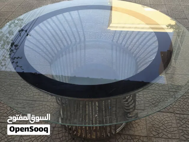 طاولة زجاجيه قويه بها 3 زجاجات وفريم أصلي ستان ستيل