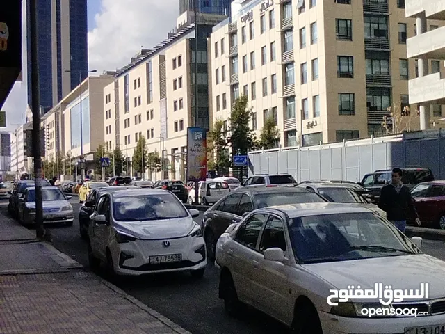 مكتب تجاري 65م على الشارع الرئيسي أمام بوليفارد العبدلي مباشرة بإطلالة مميزة ضمن مجمع تجاري مرموق